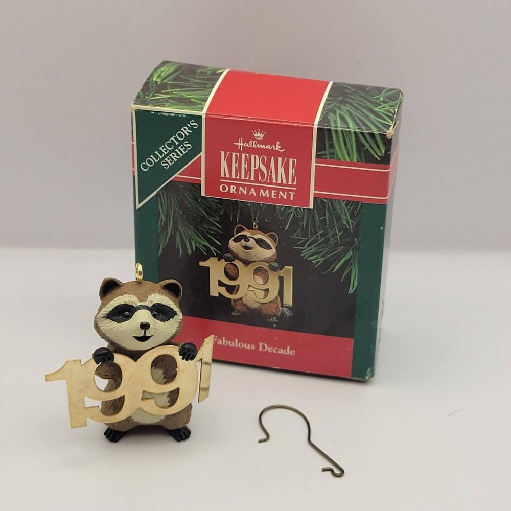 Hallmark Keepsake 1991 FABULOUS DECADE Series raccoon Christmas Ornament
